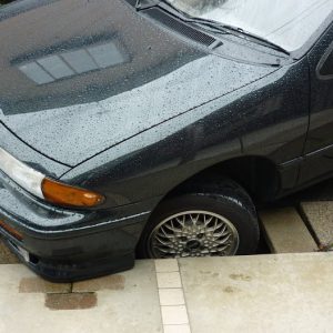 まさかの脱輪。困ったときに自動車保険で救済されました